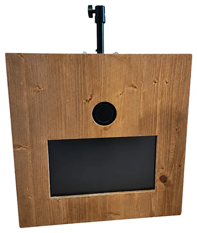 Fotobox aus Massivholz mit Kamera und Touch-Display